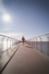 Mann läuft entlang einer Promenade am Meer - SKCF00455