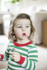 Baby Mädchen spielt mit Lippenstift - ISF04506