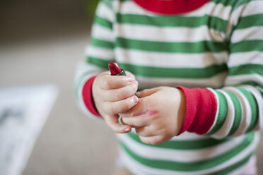 Baby Mädchen spielt mit Lippenstift - ISF04507