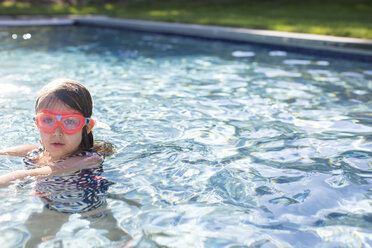 Portrait of girl in pink swimming goggles in outdoor swimming pool - ISF04521