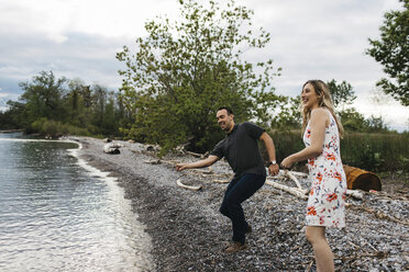 Pärchen, das am Strand Steine abschlägt, Oshawa, Kanada - ISF04593