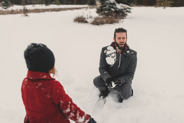 Mädchen wirft Schneeball auf ihren Vater - ISF04599