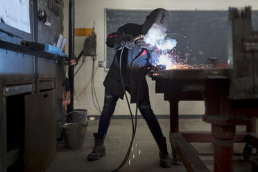 Metallarbeiterin beim Schweißen an der Werkbank im Klassenzimmer - ISF04610