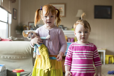 Porträt von zwei jungen Schwestern, ältere Schwester hält Puppe - ISF04630