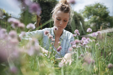 Frau bei der Gartenarbeit - ISF04663