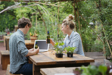 Ehepaar mit Bier im Garten und Laptop - ISF04677