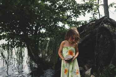 Junges Mädchen im Freien, hält eine Schale mit Beeren - ISF04720