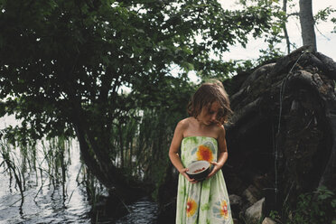 Young girl outdoors, holding bowl of berries - ISF04720