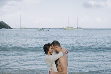 Paar steht am Meer, umarmt sich, von Angesicht zu Angesicht, Saint Martin, Karibik - ISF04729