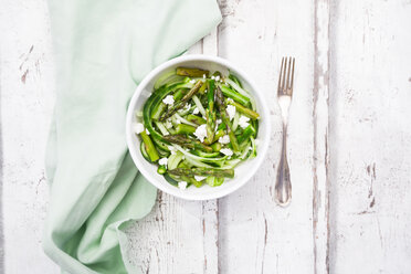 Grüner Spargelsalat mit spiralförmig gewundenen Gurken und Feta-Käse - LVF06991