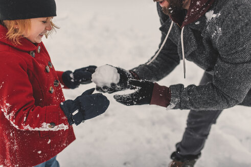 Vater und Tochter spielen im Schnee - ISF04743