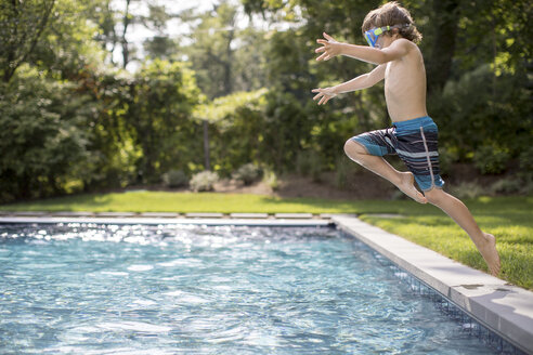 Junge springt ins Freibad - ISF04753