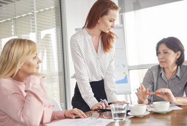 Geschäftsfrauen diskutieren bei einem Treffen - ISF04782