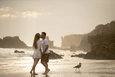 Romantisches Paar am Strand, Malibu, Kalifornien, USA - ISF04815