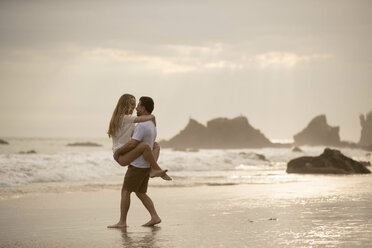 Romantisches Paar am Strand, Malibu, Kalifornien, USA - ISF04816