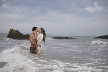 Romantisches Paar am Strand, Malibu, Kalifornien, USA - ISF04819