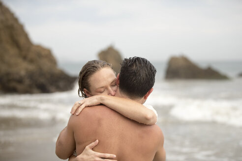 Romantisches Paar am Strand, Malibu, Kalifornien, USA - ISF04820