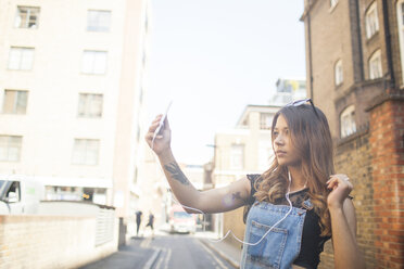 Junge Frau im Freien, Selfie machen, Smartphone benutzen - ISF04882