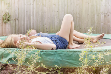 Girls lying down on trampoline - ISF04916