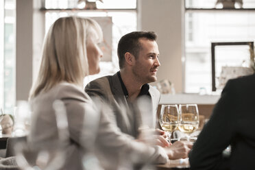 Businessmen and businesswomen at lunch in restaurant - ISF04921