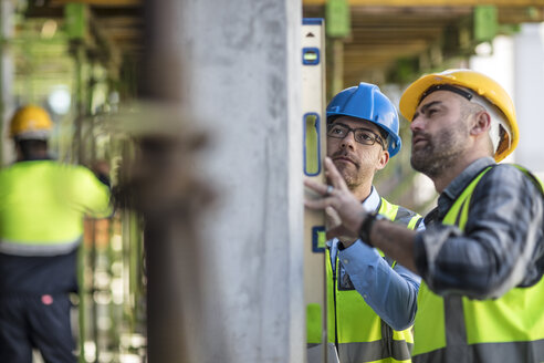 Projektleiter und Bauarbeiter mit Wasserwaage - ISF04965