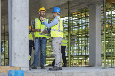 Bauarbeiter im Gespräch auf der Baustelle - ISF04967