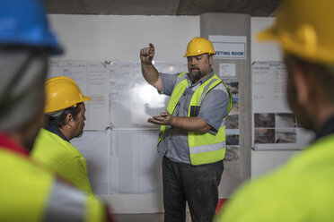 Bauarbeiter demonstriert bei einer Fortbildungsveranstaltung - ISF04971