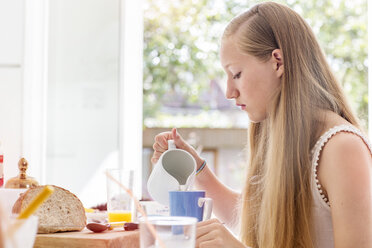 Teenager-Mädchen bereitet Frühstück vor - ISF04993