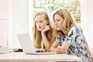 Mutter und Tochter benutzen Laptop - ISF04996