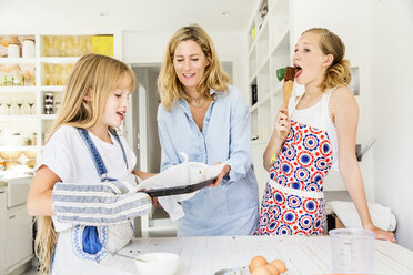 Mutter und Töchter backen in der Küche - ISF05000