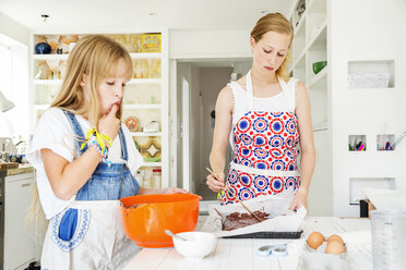 Mädchen bereiten in der Küche Schokoladen-Brownies zu - ISF05001