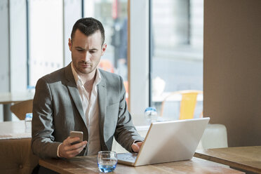 Businessman working in cafe - ISF05003