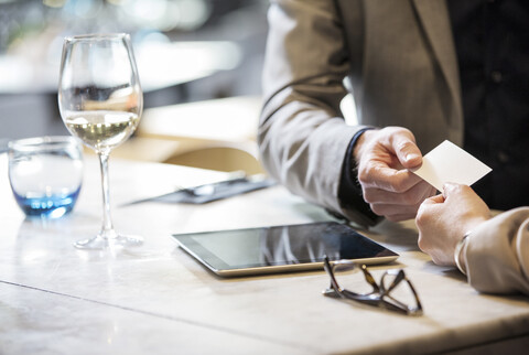 Geschäftsmann und Geschäftsfrau machen sich beim Mittagessen im Restaurant bekannt, lizenzfreies Stockfoto