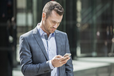 Businessman using mobile phone - ISF05013