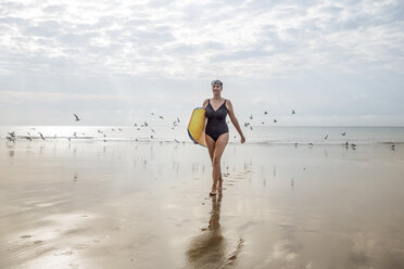 Frau mit Surfbrett am Strand, Folkestone, UK - ISF05044