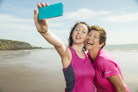 Mutter und Tochter machen ein Selfie am Strand, Folkestone, UK, lizenzfreies Stockfoto