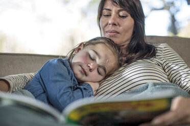 Girl sleeping with mother on sofa - ISF05086