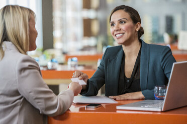 Businesswomen making introductions in cafe - ISF05096