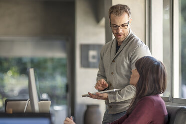 Businesswoman and man meeting at home desk - ISF05125