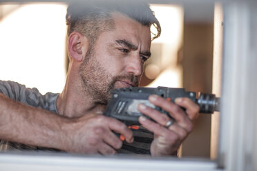 Man drilling into wall, close-up - ISF05129