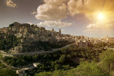 Sonnenbeschienene Landschaftsansicht von Ragusa, Sizilien, Italien - ISF05178