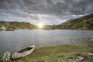 Kanu am See bei Sonnenuntergang, San Bernardino, Tessin, Schweiz, Europa - ISF05206