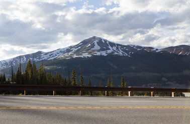 Blick auf Highway und Copper Mountain, Colorado, USA - ISF05247