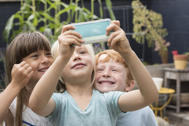 Lächelnde Kinder nehmen Selfie - ISF05274