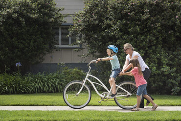 Junge auf der Straße lernt Fahrrad fahren - ISF05288