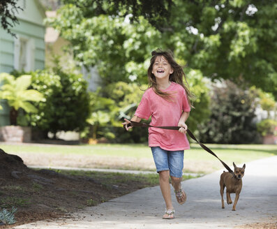 Mädchen mit Hund auf der Straße - ISF05289