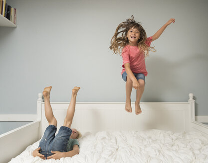 Mädchen in der Luft springt auf Bett - ISF05306