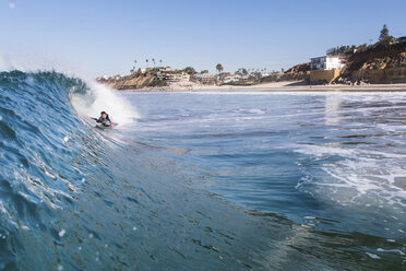 Mann beim Surfen im Meer, Encinitas, Kalifornien, USA - ISF05476