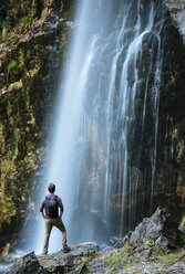 Wanderer mit Blick auf einen Wasserfall, Verfluchte Berge, Theth, Shkoder, Albanien, Europa - ISF05521