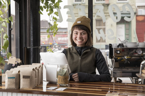 Female employee in cafe, New York, USA - ISF05573